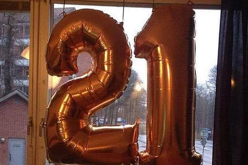 Treo bóng bay mừng tuổi 21, bị cảnh sát tưởng là IS