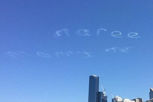 Bỏ 4000 USD, viết chữ lên bầu trời tỏ tình...nhưng thất bại