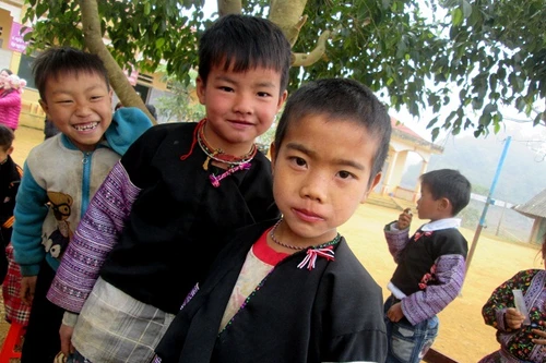 Ánh mắt con trẻ trong veo giữa miền sơn cước Hang Kia