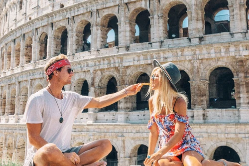 Bỏ nghề giặt thảm, chàng trai người Anh kiếm bộn tiền nhờ đi du lịch cùng bạn gái 