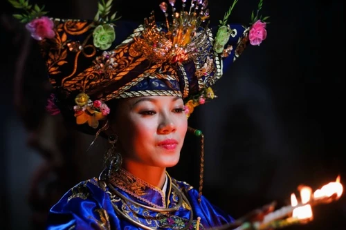 Cận cảnh cô đồng dưới ống kính nhiếp ảnh gia người Mỹ