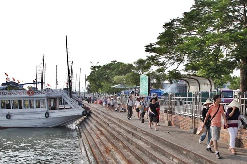 Đình chỉ 2 tàu du lịch vì để khách ngồi lên lan can