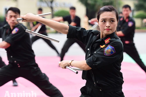 Nữ sinh cảnh sát xinh đẹp múa côn hai tay, "nài" xe phân khối lớn điêu luyện