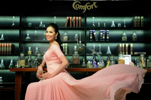 Hoa hậu Phạm Hương đại diện thương hiệu Comfort