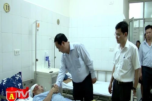 Thăm, động viên CBCS bị thương trong khi làm nhiệm vụ