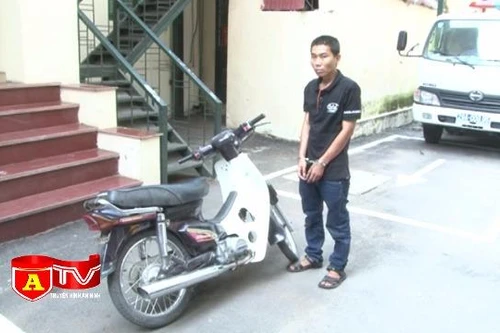 Chặn đường, cướp xe máy giữa ban ngay