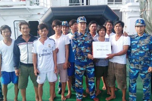 Tàu cá 100 tấn bốc cháy, 15 ngư dân thoát chết