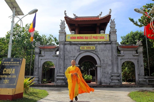 Những mái chùa đất Việt dưới bóng phong ba