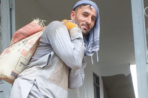 Khánh kiệt, tầng lớp trung lưu Afghanistan cũng thành lao động chân tay