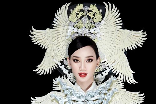 Người đẹp Việt Nam trong trang phục dân tộc nặng 30kg thi “Hoa hậu Liên lục địa 2021” 