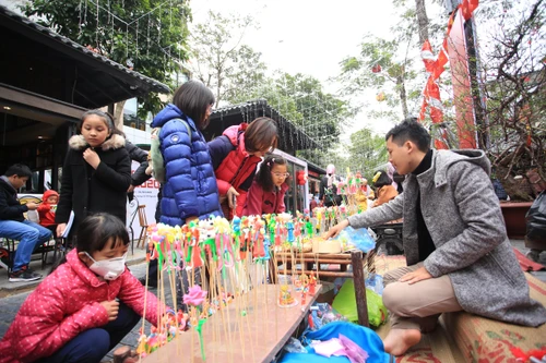 Văn hóa của một quốc gia, dân tộc đều buộc phải đi qua ngõ của từng gia đình; bản sắc văn hóa dân tộc thể hiện qua ngôn ngữ, văn học và nhiều loại hình nghệ thuật khác