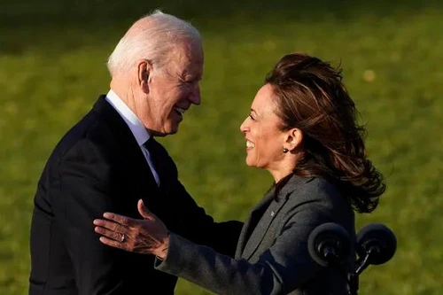 Nước Mỹ có quyền nữ Tổng thống đầu tiên trong 85 phút 