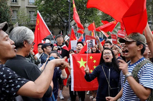 [Ảnh] Người biểu tình ủng hộ Hồng Kông và Trung Quốc đụng độ nhau ở nhiều nơi trên thế giới