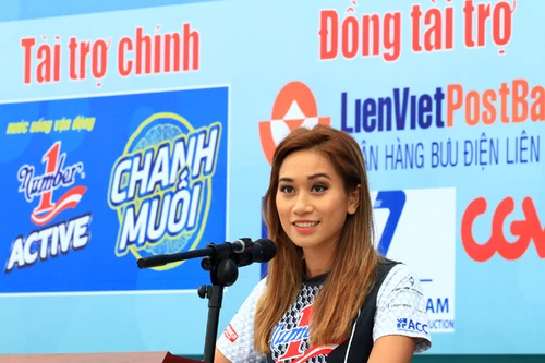 Cô gái châu Á đầu tiên chinh phục 4 sa mạc truyền cảm hứng cho nam sinh Hà Nội