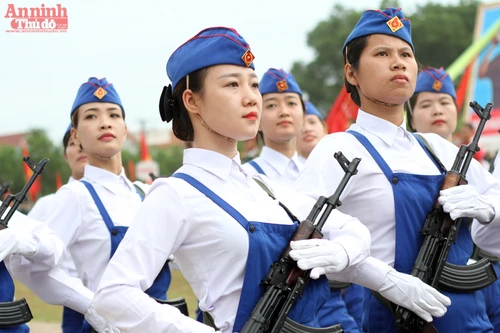 Nữ chiến sỹ tự vệ nổi bật giữa hội thao lực lượng vũ trang Thủ đô