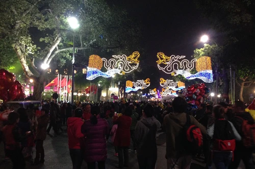 Dịp nghỉ lễ đầu năm: Chen chúc với giá dịch vụ tăng chóng mặt