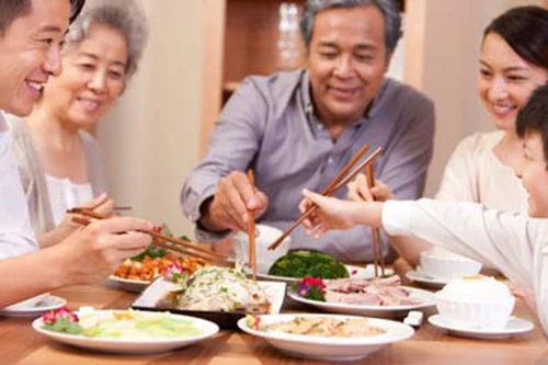 Bữa cơm gia đình thời “hiện đại”: Ăn sẵn nhiều dễ…mất ngon