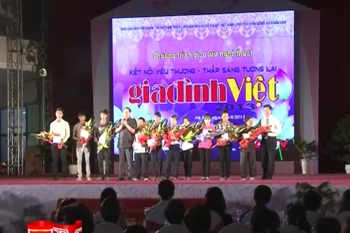 Đêm giao lưu “Kết nối yêu thương – thắp sáng tương lai gia đình Việt” năm 2013