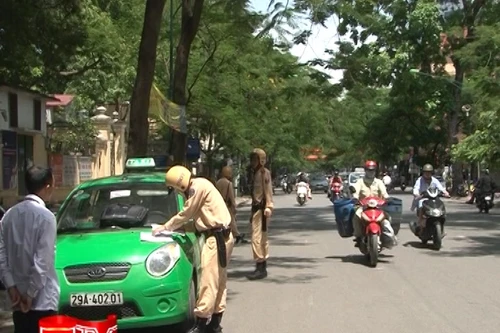 CATP Hà Nội kiểm tra, xử lý các trường hợp vi phạm trật tự an toàn giao thông
