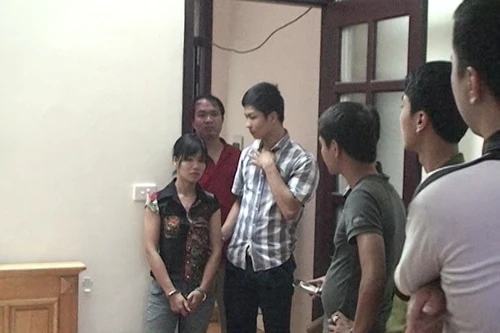 Bắt cô gái "người nhện" liều lĩnh trèo mái nhà trộm cắp