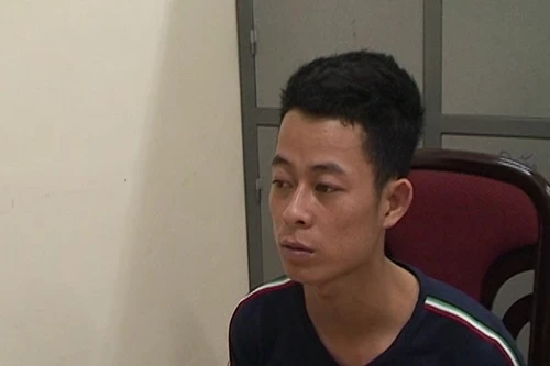 Dùng lưỡi lê đâm liên tiếp hòng "nối" lại tình cảm với bạn gái cũ