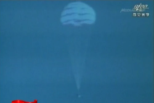 Tàu vũ trụ Thần Châu 10 của Trung Quốc trở về trái đất an toàn