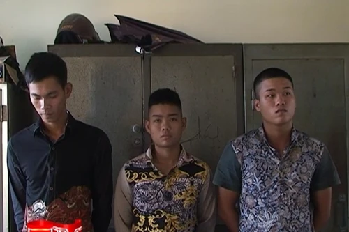 Dùng vòng hoa, mắm tôm giải quyết “tình tay ba”