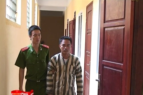 Bắt khẩn cấp "tú ông" nuôi gái trong hầm, bán dâm tại chỗ