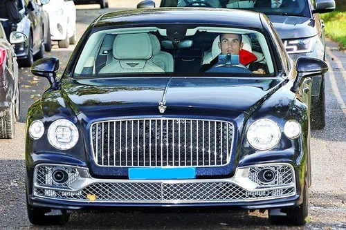 Ronaldo 'cưỡi' siêu xe đến sân tập M.U