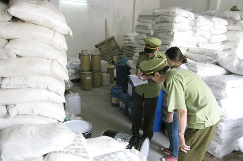 Tạm giữ 4 tạ hóa chất tẩy trắng