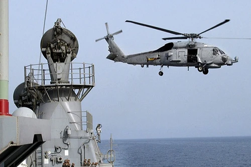 Tàu chiến Iran chĩa súng, sẵn sàng nhả đạn vào trực thăng Mỹ 