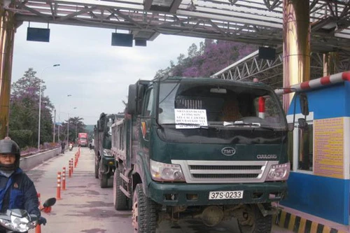 Người dân bức xúc vì trạm BOT Hòa Bình chậm giảm phí