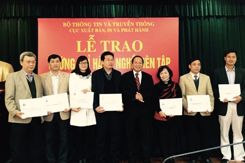 804 biên tập viên NXB được trao chứng chỉ hành nghề