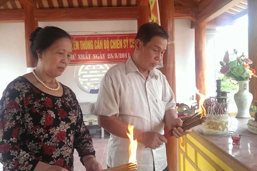 Vợ chồng người lính thương binh xây miếu thờ đồng đội