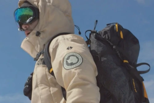 Áo khoác siêu ấm từ tơ nhện nhân tạo