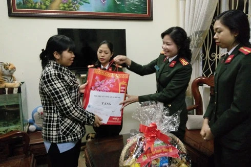 San sẻ khó khăn với chị em Hội Phụ nữ CATP Hà Nội