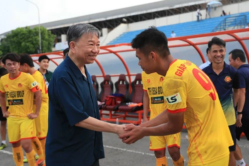 Đại tướng Tô Lâm xuống sân chúc mừng CLB bóng đá CAND