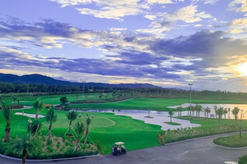 Hấp dẫn giải golf mừng khai trương Hoa Nắng Camping Beach Resort