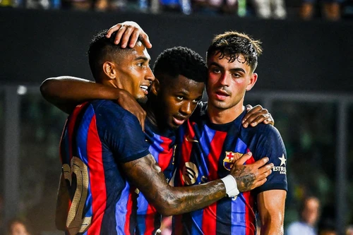 Barca vùi dập đội bóng của Beckham như set tennis