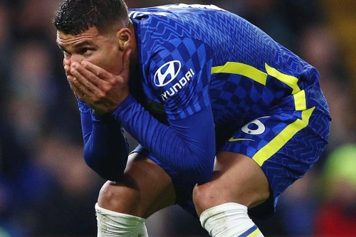 Chelsea bị đóng băng tài khoản ngân hàng, thậm chí không thể mua xăng