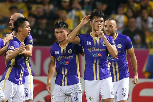 SLNA bị đuổi người, Hà Nội FC thắng ngược và độc chiếm ngôi đầu