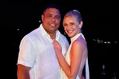 Ronaldo hí hửng đón năm mới bên bạn gái kém 15 tuổi