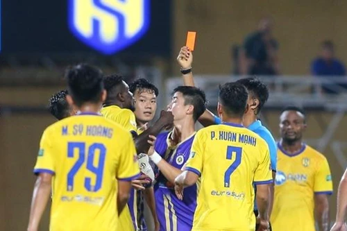 Trọng tài đuổi cầu thủ SLNA có bắt đúng luật?