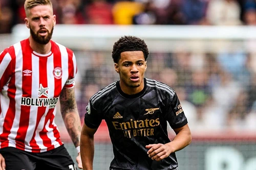 Arsenal tung cầu thủ 15 tuổi vào sân ở Ngoại hạng Anh