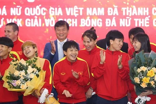 Đội tuyển nữ Việt Nam được tặng ô tô, xe máy và... mì ăn liền