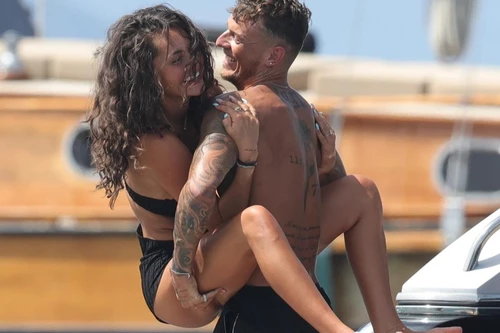 Hậu vệ Arsenal quấn quýt bên bạn gái bốc lửa