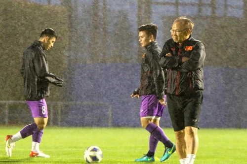 Thầy trò HLV Park co ro dưới mưa lạnh, phải nghỉ tập sớm ở Nhật Bản