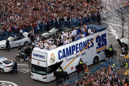 Real Madrid diễu hành mừng vô địch giữa biển người