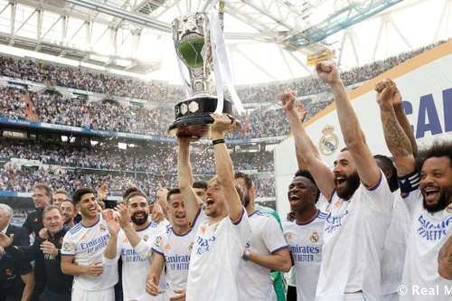 HLV Ancelotti lập siêu kỷ lục khi Real Madrid vô địch La Liga