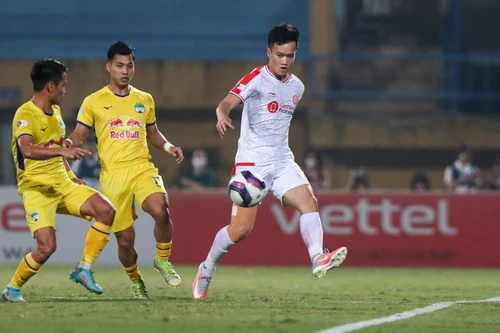 Hoàng Đức bắt vô lê tuyệt đẹp tung lưới HAGL